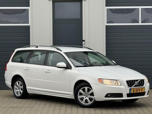 Wit Gebruikt 2009 Volvo V70 Momentum Stationwagen | € 6.995 - Afbeelding 1/4