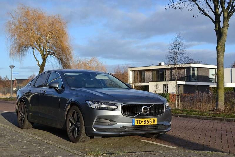 Grijs Occasion 2018 Volvo S90 Momentum Sedan | € 27.500 (Iets duurder) - Afbeelding 1/4