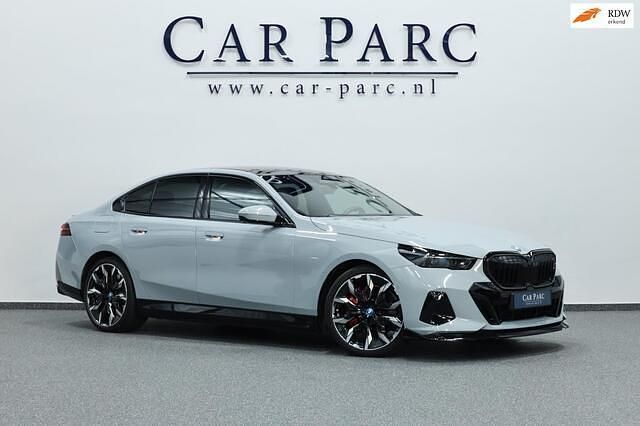 Grijs Occasion 2023 BMW 550e M Performance Sedan | € 82.495 - Afbeelding 1/4
