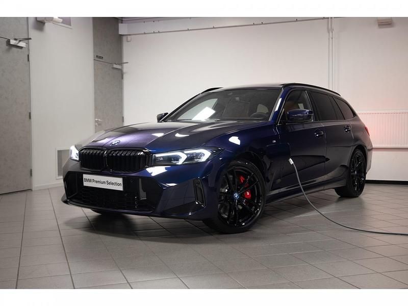 Tansanitblau metallic (donker blauw metallic) Gebruikt 2025 BMW 320e Comfort Edition Stationwagen | € 56.450 - Afbeelding 1/2