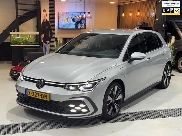 Grijs, metallic lak Gebruikt 2021 VW Golf VIII GTE Hatchback | € 22.995 (Super prijs) - Afbeelding 1/4