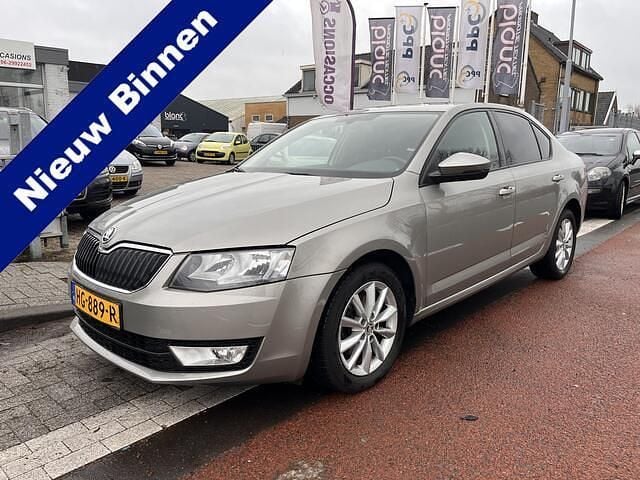 Beige (metallic) Occasion 2015 Skoda Octavia Ambition Hatchback | € 9.900 (Goede deal) - Afbeelding 1/4