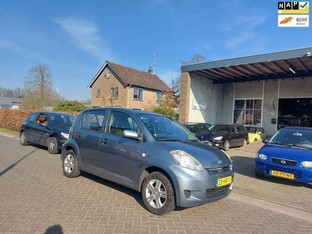 Grijs Gebruikt 2009 Daihatsu Sirion Hatchback | € 1.299 (Goede deal) - Afbeelding 1/4