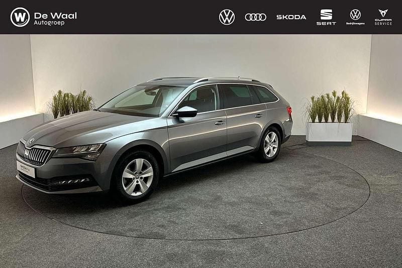 Graphite grey Gebruikt 2023 Skoda Superb Business Line Stationwagen | € 28.395 (Eerlijke prijs) - Afbeelding 1/3