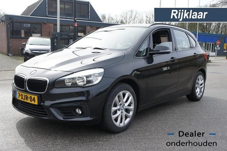 Zwart (metallic) Occasion 2014 BMW 218 Executive Stationwagen | € 10.950 (Eerlijke prijs) - Afbeelding 1/4