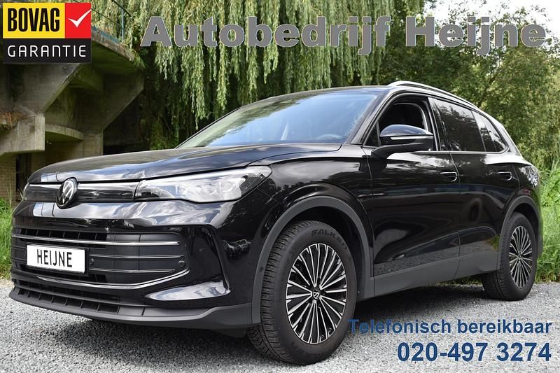 Zwart Gebruikt 2024 VW Tiguan Life SUV | € 39.945 (Super prijs) - Afbeelding 1/4