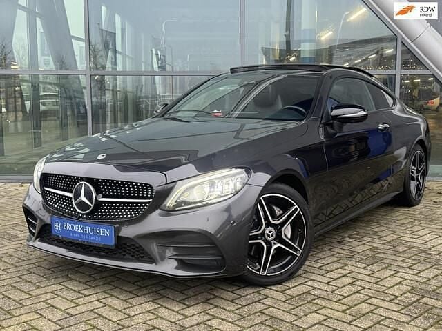 Grijs Gebruikt 2019 Mercedes C180 AMG Coupé | € 24.950 (Eerlijke prijs) - Afbeelding 1/4