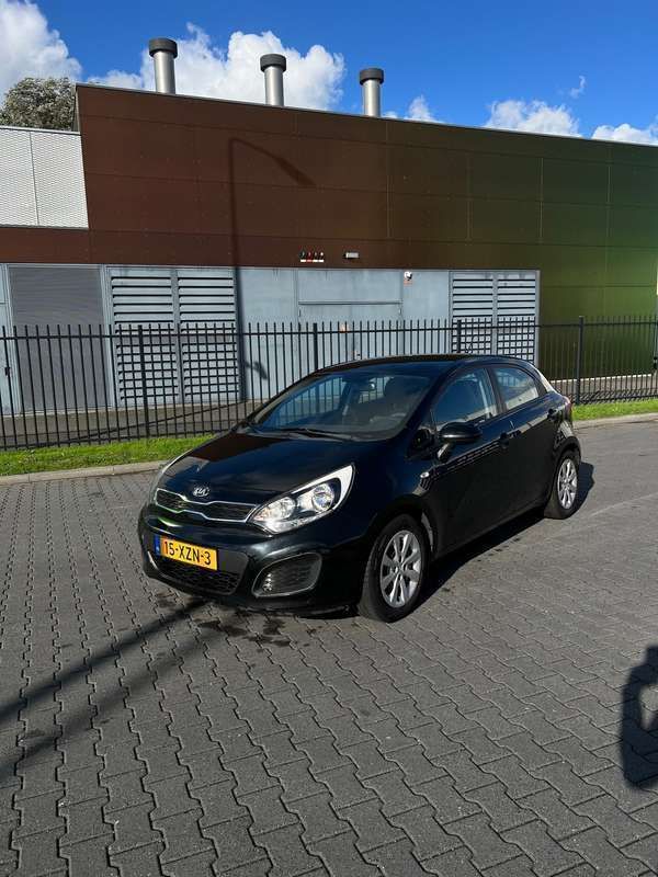 Zwart Gebruikt 2012 Kia Rio Hatchback | € 5.600 (Eerlijke prijs) - Afbeelding 1/4