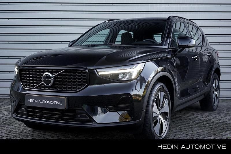 Zwart Gebruikt 2022 Volvo XC40 Plus SUV | € 34.995 (Goede deal) - Afbeelding 1/4