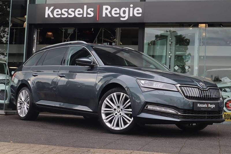 Grijs Gebruikt 2021 Skoda Superb LAURIN & KLEMENT Stationwagen | € 31.950 (Duur) - Afbeelding 1/4