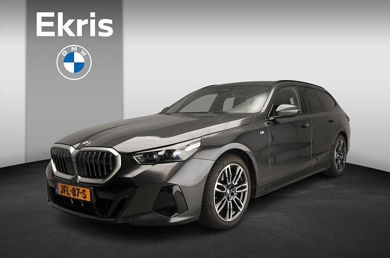 Grijs Gebruikt 2024 BMW 540 M Sport Stationwagen | € 87.900 - Afbeelding 1/4