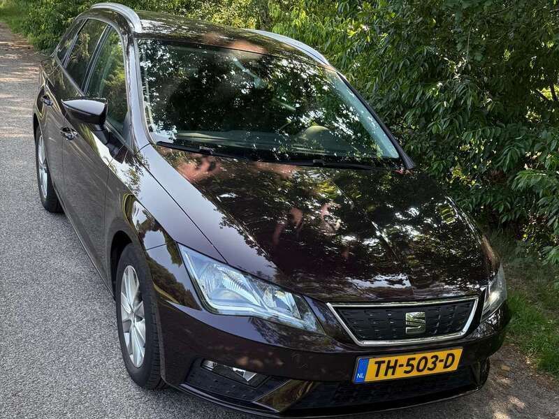 Paars Gebruikt 2018 Seat Leon ST Stationwagen | € 18.000 (Duur) - Afbeelding 1/4
