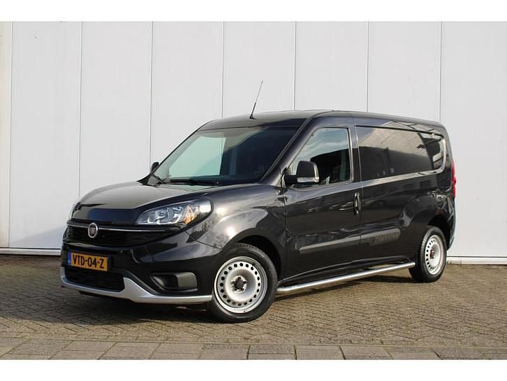 Zwart Gebruikt 2023 Fiat Doblò Trekking MPV | € 11.731 (Goede deal) - Afbeelding 1/4