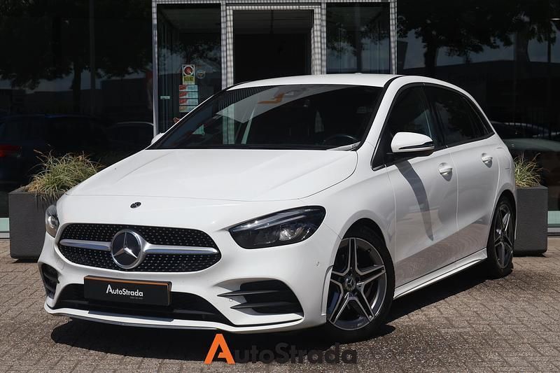 Wit Gebruikt 2022 Mercedes B180 AMG line MPV | € 25.900 (Eerlijke prijs) - Afbeelding 1/4