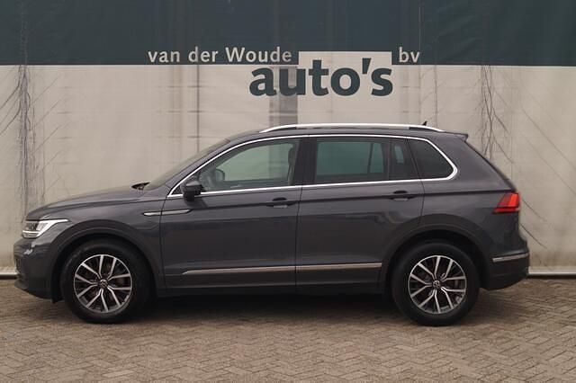 Grijs Gebruikt 2021 VW Tiguan Life SUV | € 27.900 (Super prijs) - Afbeelding 1/4