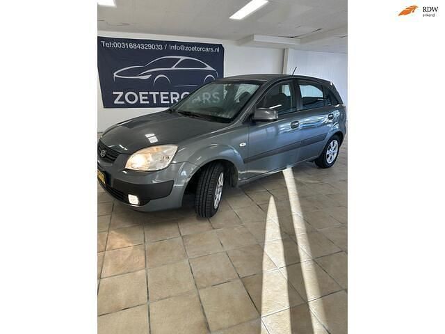Grijs Gebruikt 2008 Kia Rio Hatchback | € 2.200 (Eerlijke prijs) - Afbeelding 1/4