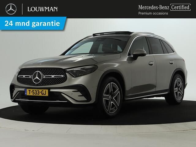 859 mojavezilver metaalkleur (grijs metallic) Gebruikt 2023 Mercedes GLC200 AMG line SUV | € 54.750 (Iets duurder) - Afbeelding 1/4
