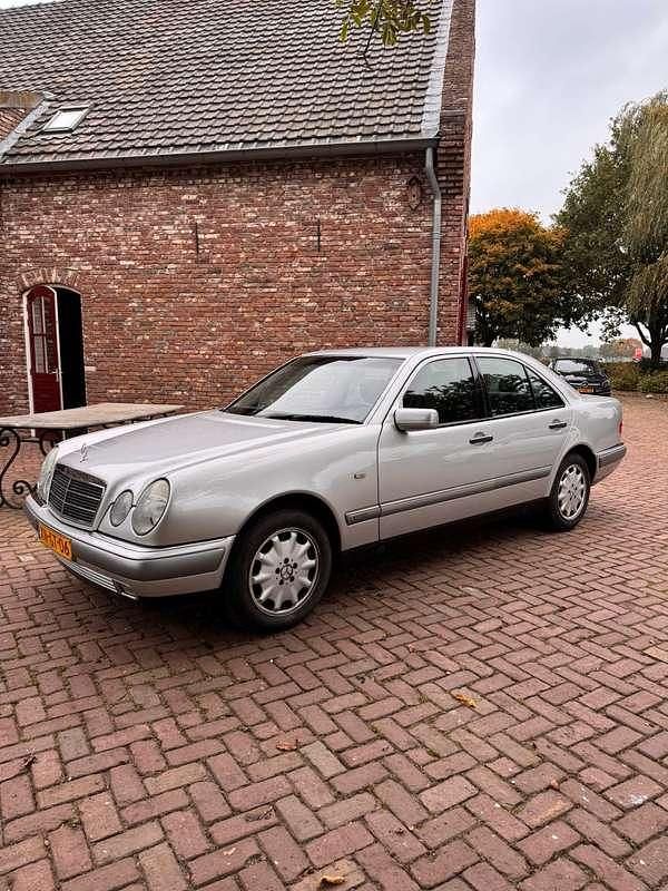 Zilver Gebruikt 1999 Mercedes E240 Avantgarde Sedan | € 4.500 - Afbeelding 1/4
