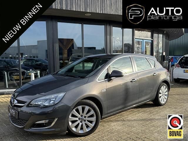 Grijs Gebruikt 2013 Opel Astra Cosmo Hatchback | € 6.945 (Eerlijke prijs) - Afbeelding 1/4