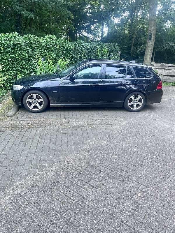 Zwart Gebruikt 2010 BMW 318 Stationwagen | € 7.000 (Iets duurder) - Afbeelding 1/4