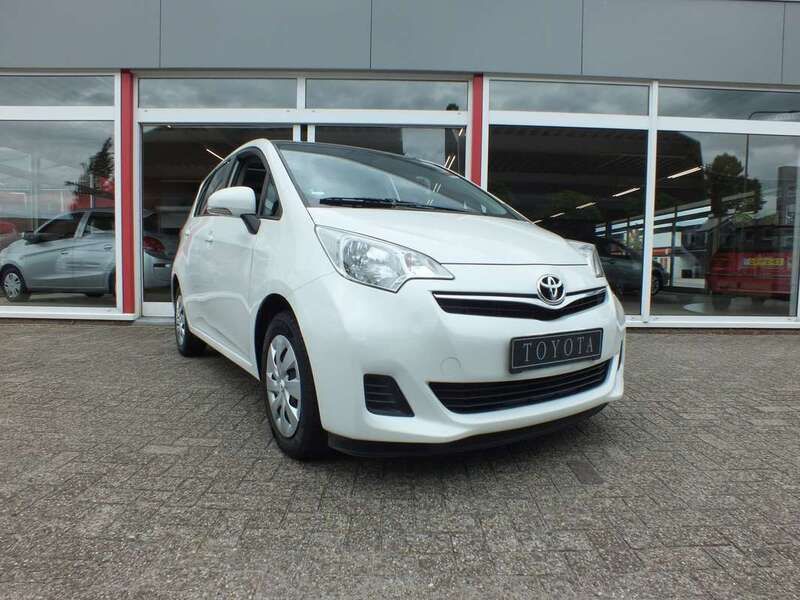 Wit, metallic lak Gebruikt 2013 Toyota Verso-S MPV | € 12.950 (Eerlijke prijs) - Afbeelding 1/4