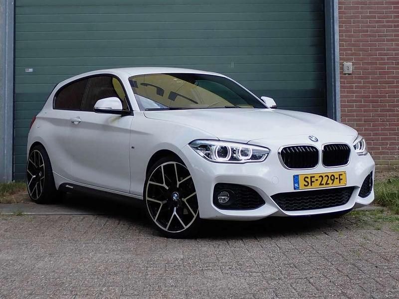 Wit Gebruikt 2018 BMW 118 Executive Hatchback | € 17.500 (Eerlijke prijs) - Afbeelding 1/4