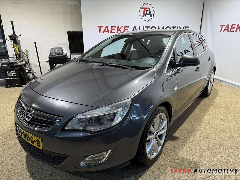 Grijs Gebruikt 2010 Opel Astra Cosmo Hatchback | € 5.750 (Eerlijke prijs) - Afbeelding 1/4