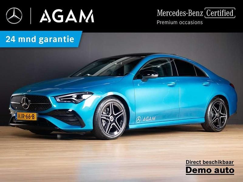 Blauw, metallic lak Occasion 2025 Mercedes CLA180 AMG Line Premium Sedan | € 42.950 (Duur) - Afbeelding 1/4
