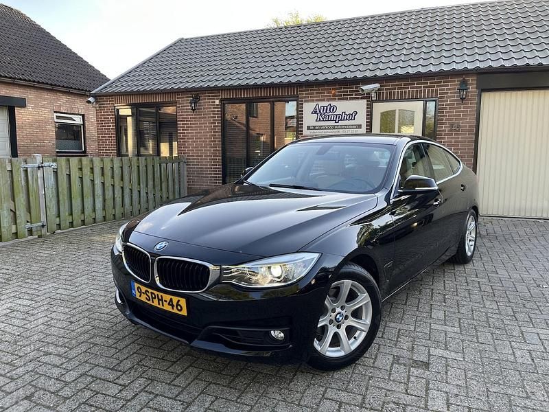 Zwart Gebruikt 2013 BMW 320 Executive Hatchback | € 11.950 (Eerlijke prijs) - Afbeelding 1/4