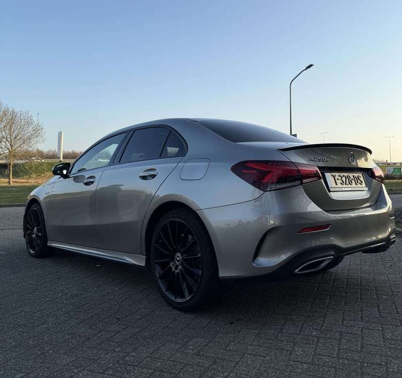 Grijs Gebruikt 2020 Mercedes A250 AMG Sedan | € 33.950 (Iets duurder) - Afbeelding 1/4