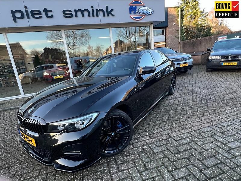 Zwart Occasion 2020 BMW 330 Executive Sedan | € 32.500 (Iets duurder) - Afbeelding 1/4