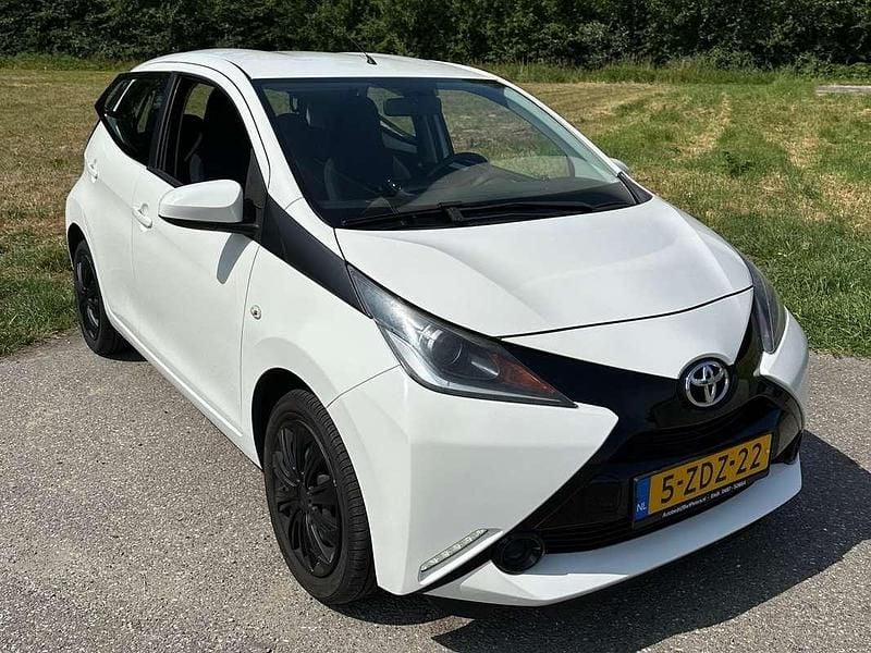 Gebruikt 2015 Toyota Aygo X-play Hatchback | € 6.800 (Eerlijke prijs) - Afbeelding 1/4