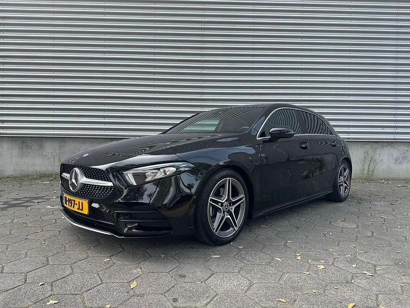 Zwart Gebruikt 2020 Mercedes A180 Business Stationwagen | € 22.800 (Goede deal) - Afbeelding 1/4