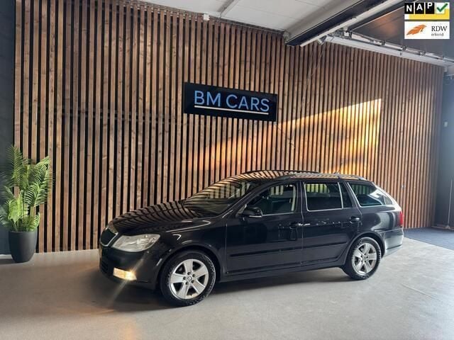 Zwart Gebruikt 2011 Skoda Octavia Business Line Stationwagen | € 3.795 (Goede deal) - Afbeelding 1/4