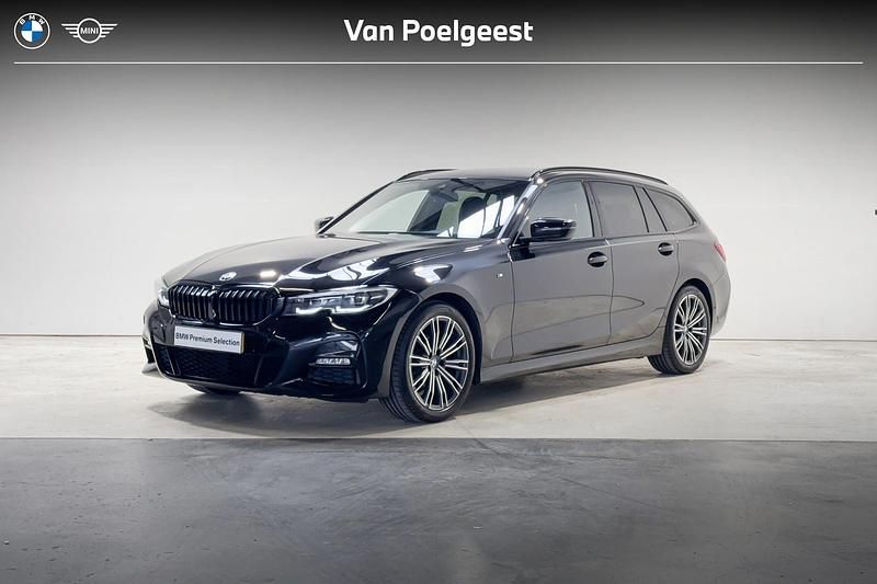 Saphirschwarz metallic (zwart metallic) Gebruikt 2021 BMW 318 Comfort Edition Stationwagen | € 31.500 (Eerlijke prijs) - Afbeelding 1/4