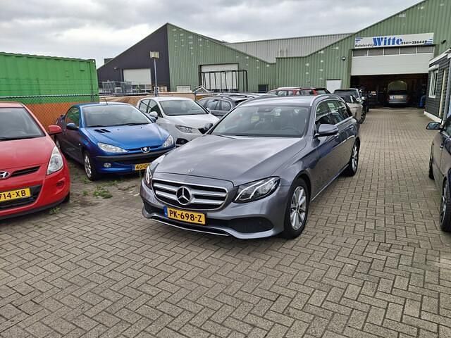 Grijs Gebruikt 2017 Mercedes E220 Business Stationwagen | € 19.950 (Eerlijke prijs) - Afbeelding 1/4