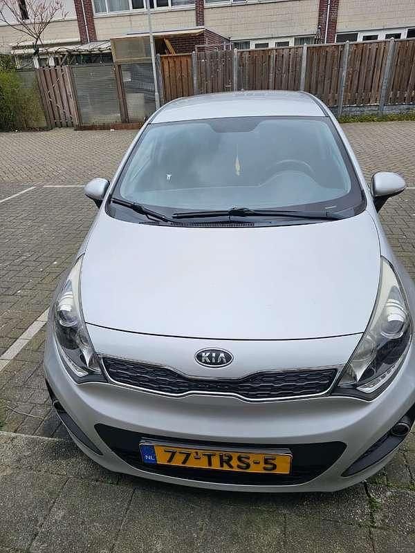 Zilver Gebruikt 2012 Kia Rio Plus MPV | € 4.500 (Eerlijke prijs) - Afbeelding 1/4