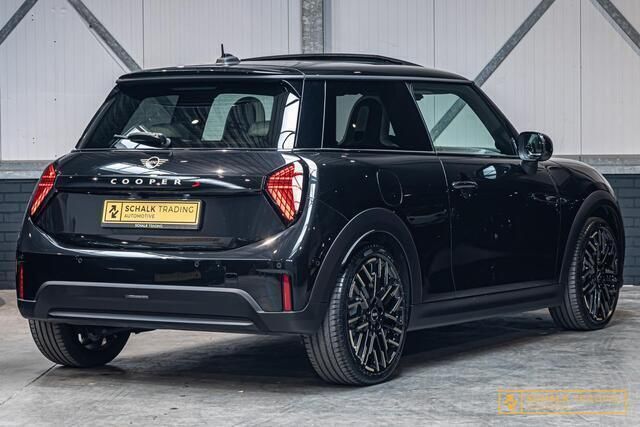 Occasion Mini Cooper S Favoured 204 PK (150 kW) 2024 Zwart Hatchback