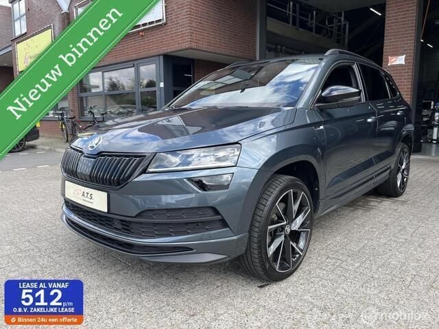 Grijs, metallic lak Gebruikt 2022 Skoda Karoq SportLine SUV | € 31.950 (Goede deal) - Afbeelding 1/4