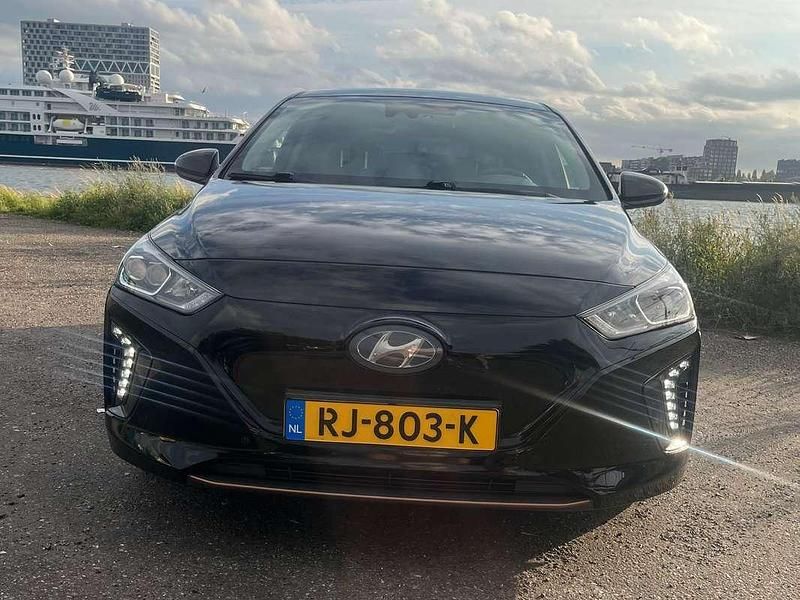 Zwart Occasion 2017 Hyundai Ioniq Premium Hatchback | € 9.300 (Duur) - Afbeelding 1/4