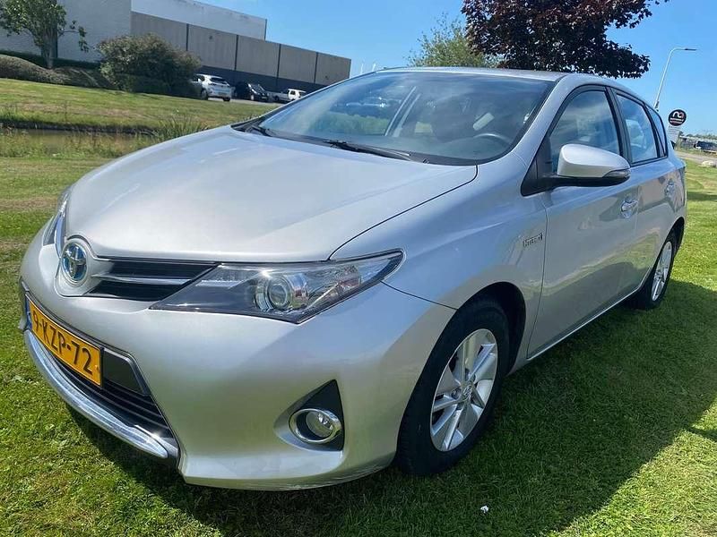 Grijs Gebruikt 2013 Toyota Auris Hybrid Hatchback | € 6.999 (Goede deal) - Afbeelding 1/4