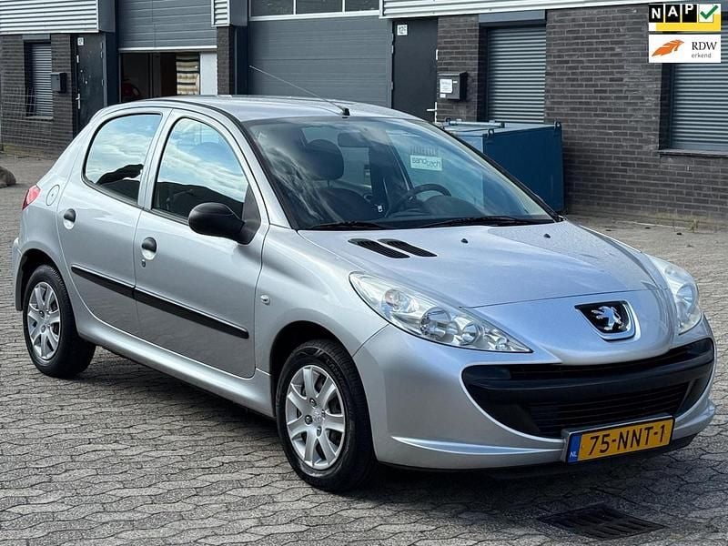 Grijs (metallic) Occasion 2010 Peugeot 206 Hatchback | € 2.749 (Goede deal) - Afbeelding 1/4