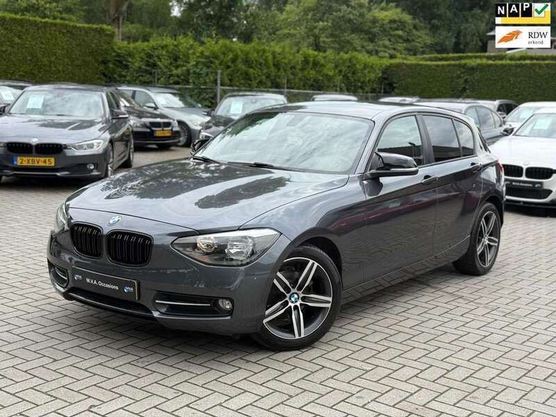 Grijs, metallic lak Gebruikt 2012 BMW 116 Sport Line Hatchback | € 10.950 (Iets duurder) - Afbeelding 1/4