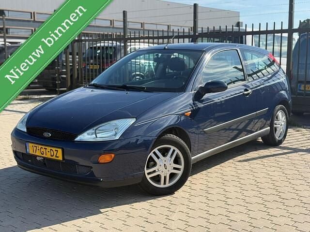 Blauw Gebruikt 2001 Ford Focus Trend Hatchback | € 1.890 (Eerlijke prijs) - Afbeelding 1/4