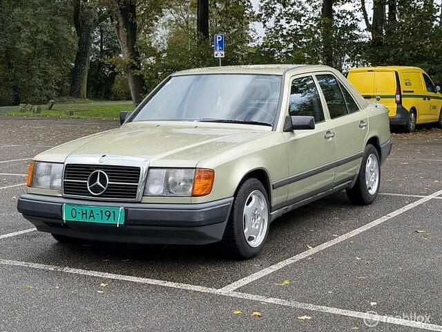 Groen Gebruikt 1984 Mercedes E230 Sedan | € 4.950 - Afbeelding 1/4