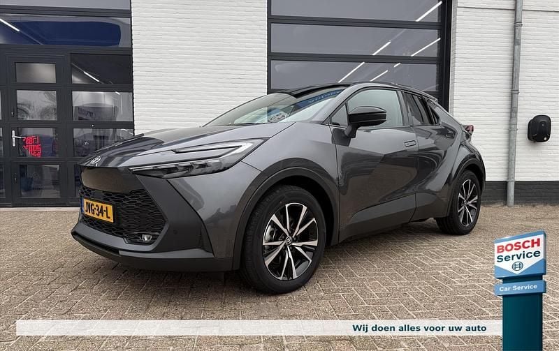 Grijs (metallic) Nieuw 2025 Toyota C-HR SUV | € 37.495 (Super prijs) - Afbeelding 1/4