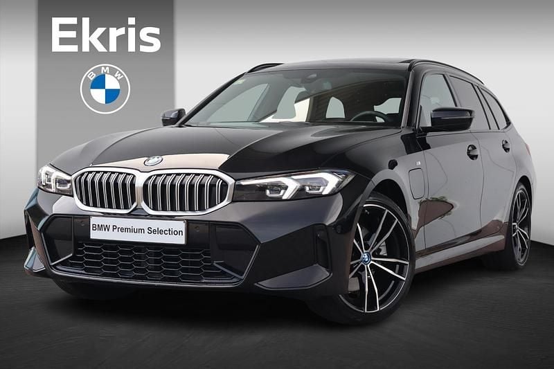 Zwart, metallic lak Gebruikt 2024 BMW 320e M Sport Stationwagen | € 42.695 (Eerlijke prijs) - Afbeelding 1/4