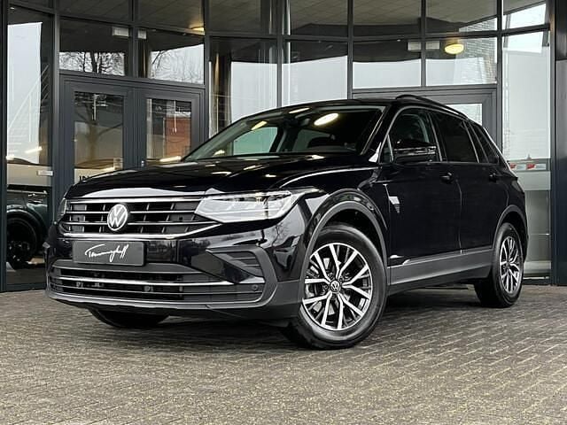 Zwart (metallic) Gebruikt 2022 VW Tiguan Life SUV | € 29.900 - Afbeelding 1/4