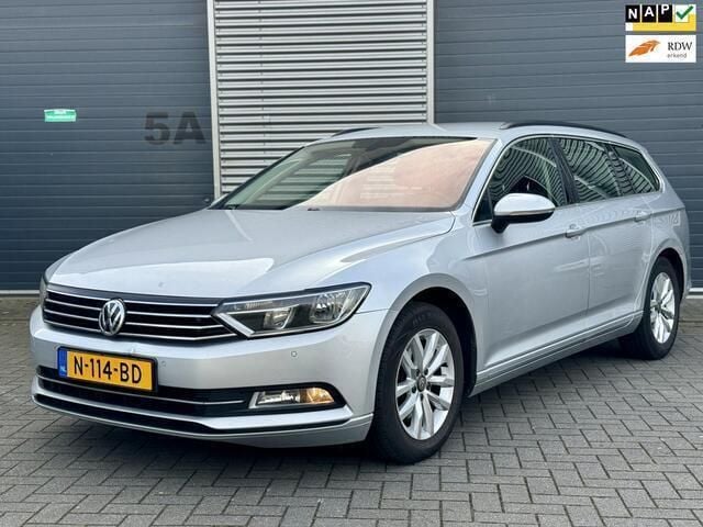 Grijs Occasion 2015 VW Passat Edition Stationwagen | € 6.450 (Duur) - Afbeelding 1/4