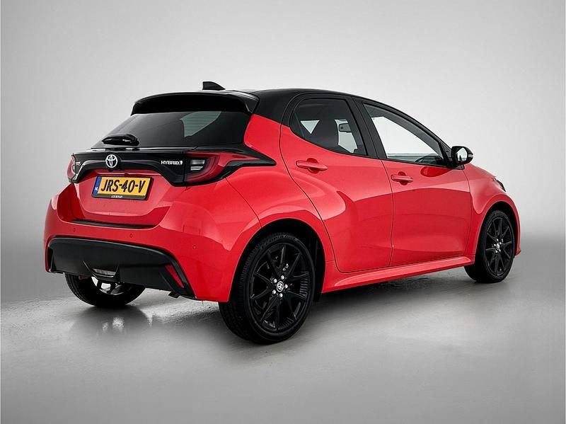 Occasion Toyota Yaris Hybrid Executive 117 PK (86 kW) 2023 Rood Hatchback